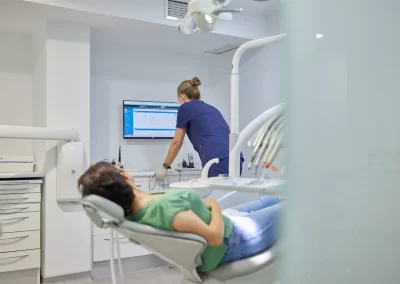 clinica-dental-Clara-de-Juan-palencia-atencion-paciente