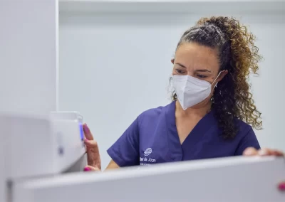 clinica-dental-Clara-de-Juan-palencia-trabajando